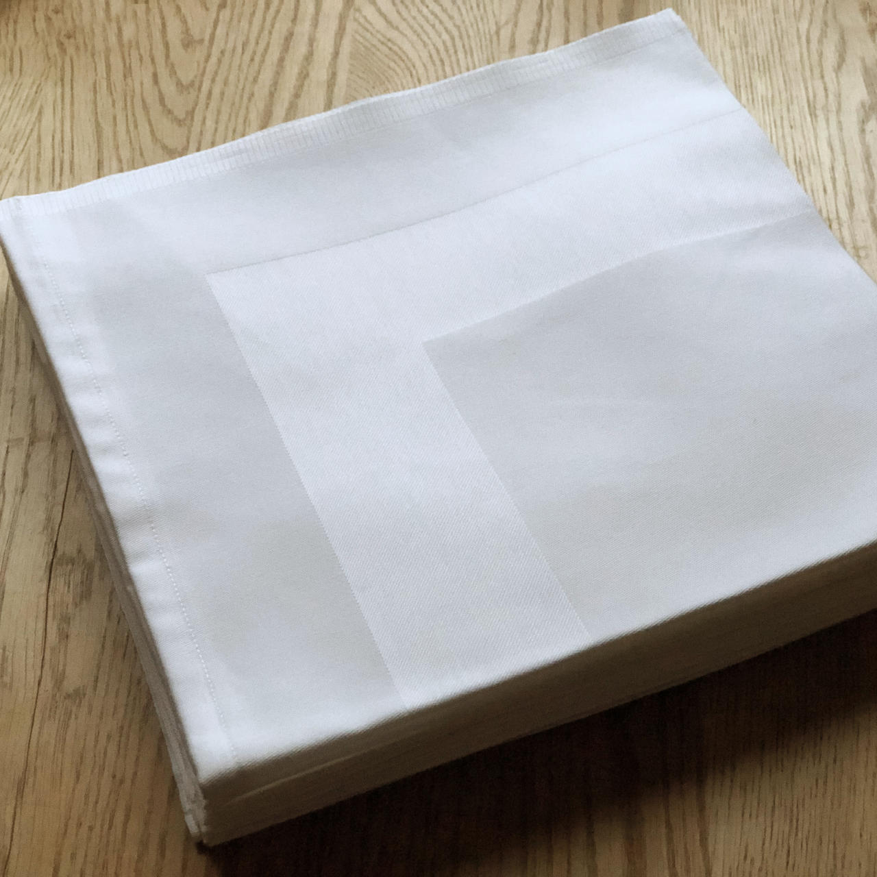 Gastro-Serviette weiss Atlasstreifen, 2 Saum-, 2 Webkanten 50x50