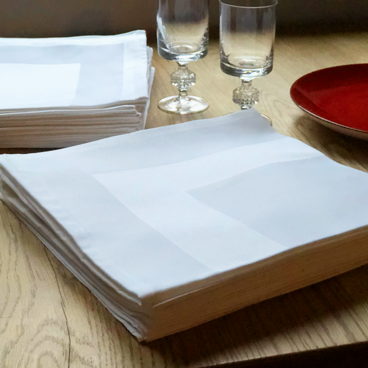 Gastro-Serviette weiß, Atlaskante, 2 Saum, 2 Webkanten Gastro-Serviette weiß mit Atlaskante, 2 Saum-, 2 Webkanten