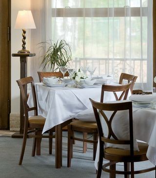 Weiße Tischdecken verleihen jedem Restaurant Eleganz